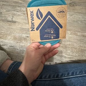 Norwex Exfoliating Facial Mitt in White and Teal